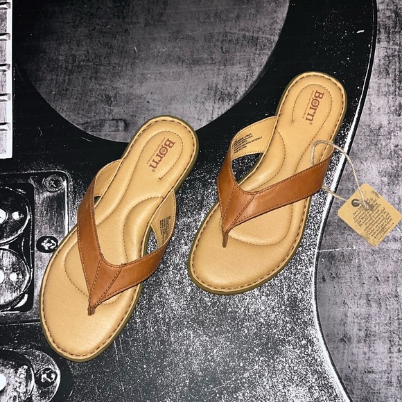 NWT Born Ciara Sandals - Picture 3 of 8